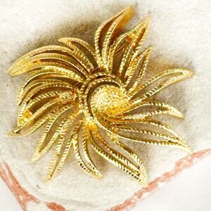 Vintage Signed Monet Gold-Tone Textured Sunburst Flower Brooch‎ Pin Cordelia